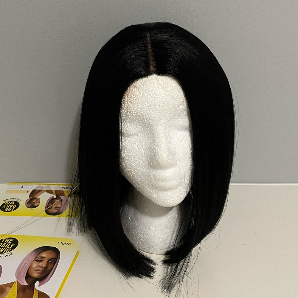 Outre Bob Wig, Middle Part, Color:1, Style:Ryan